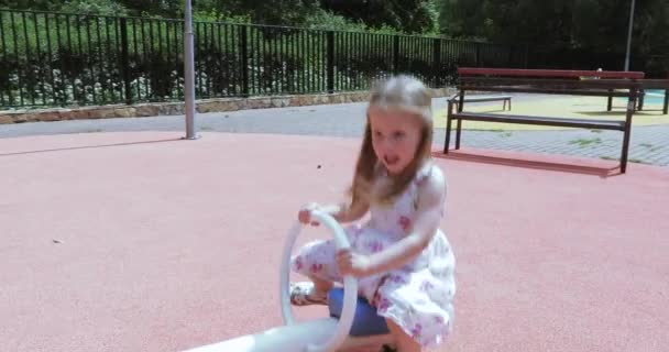 Fille enfant dans la cour de récréation 