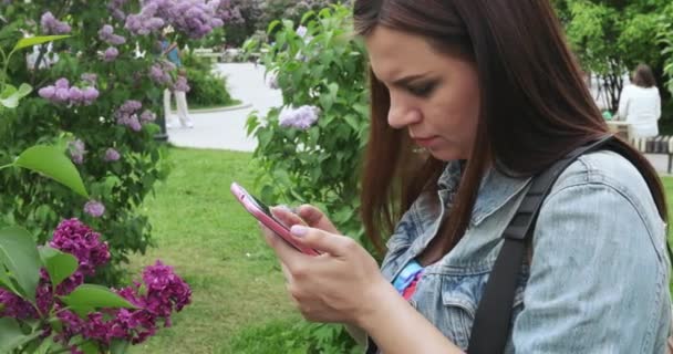 Девушка в лиловом саду — стоковое видео