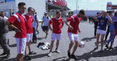 Gazeteci ve taraftarları arasında işleci