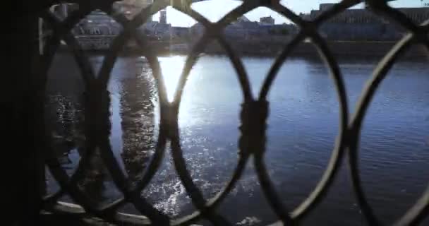 堤防的铁篱芭 — 图库视频影像