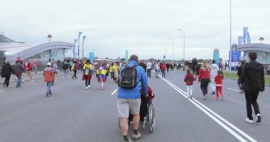 Engelli fan ve eşlik eden insanlar