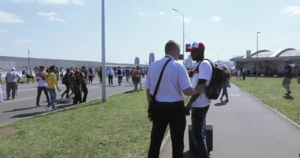 Turistická policie řešit nelegální obchodníci — Stock video