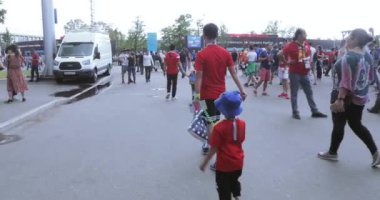 Çocuk ve esnek bir bağ baba