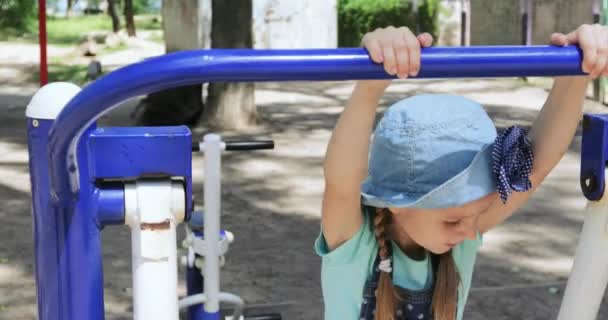 Fille équitation sur un simulateur de sport — Video