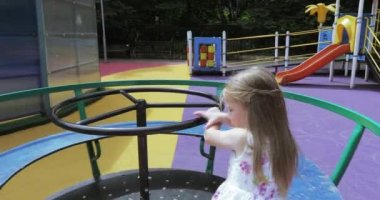 Kız çocuk atlıkarınca üstünde