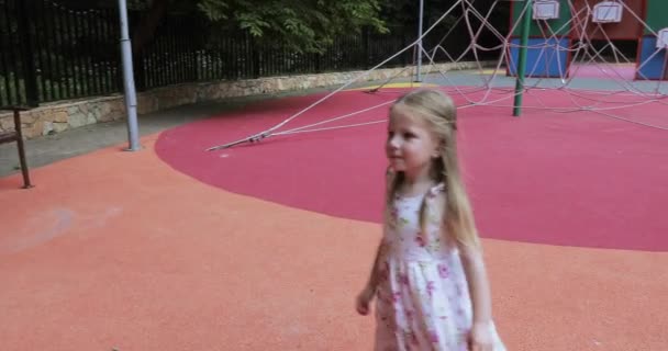 Menina criança no parque infantil — Vídeo de Stock