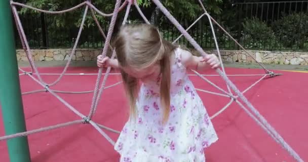 Lány gyermek egy kötél attrakció — Stock videók