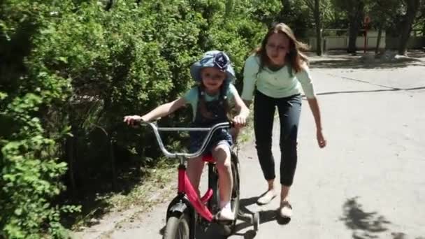 Bisiklete binmeyi öğrenmek — Stok video