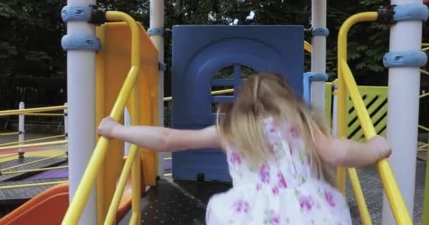Κορίτσι παιδί στην παιδική χαρά — Αρχείο Βίντεο