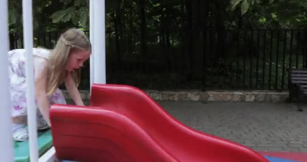 Fille enfant dans la cour de récréation 