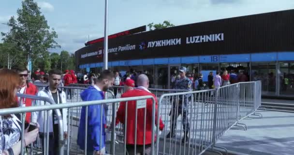 Aficionados antes del partido de fútbol — Vídeos de Stock