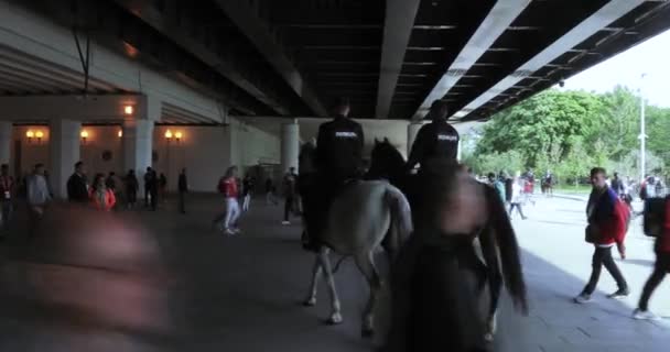 Berittene Polizei unter den Fans — Stockvideo