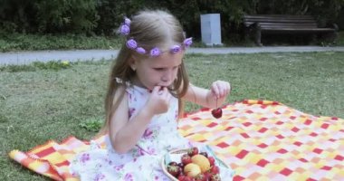 Kız çocuk üzerinde piknik