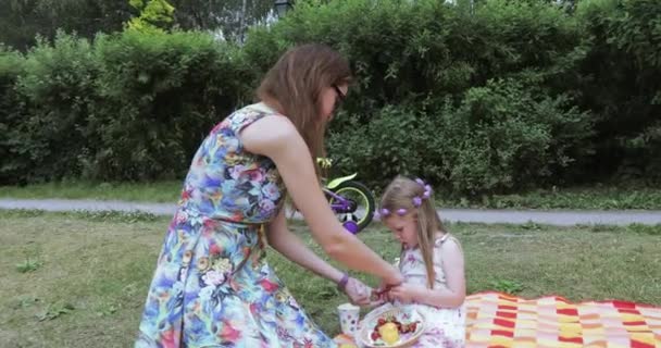 Girl child and mom at a picnic — Stock Video