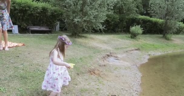 Κορίτσι παιδί στην όχθη μιας λίμνης — Αρχείο Βίντεο