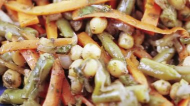 bir tabakta sebze salatası