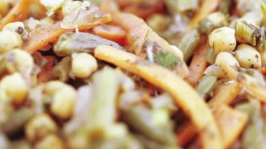 bir tabakta sebze salatası