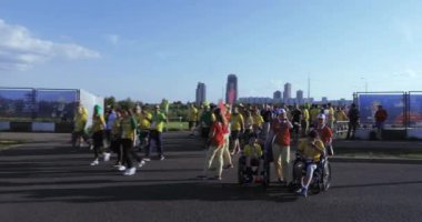 Engelli fan ve eşlik eden insanlar