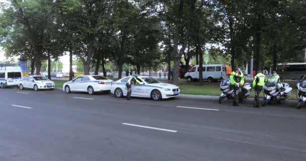 Rendőrségi autók és motorkerékpárok Stsi — Stock videók