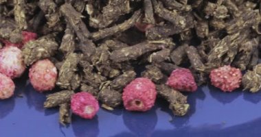 Ivan-çay çilek ile