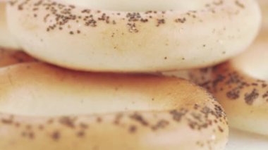 Haşhaş tohumu ile şeker simit