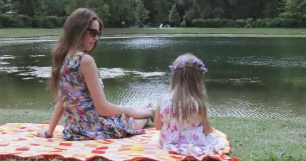 Κορίτσι παιδί και η μητέρα σε ένα πικνίκ — Αρχείο Βίντεο