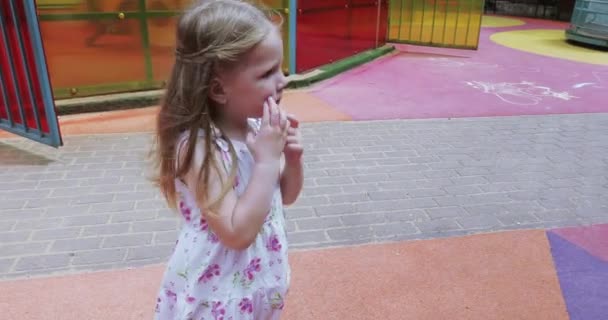 Niña en el patio — Vídeo de stock