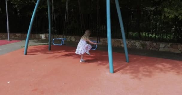 Nel Cortile Della Casa Bambino Gioca Bambino Nel Parco Giochi — Video Stock