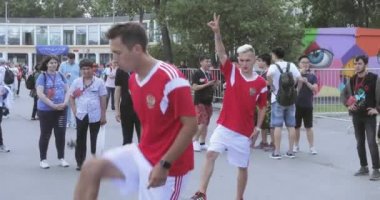 Animatör futbol hileler gösterir