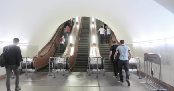 Fans van de metro van Moskou — Stockvideo