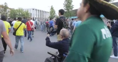 Engelli fan ve eşlik eden insanlar