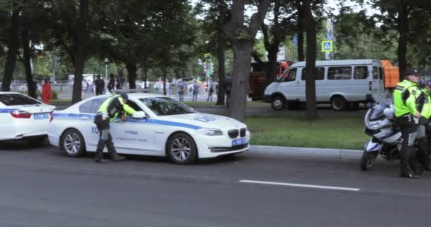 Polizeiautos und Motorräder stsi — Stockvideo