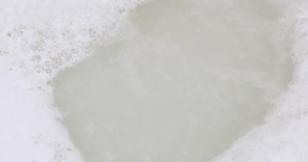 Jabón de espuma en la bañera — Vídeos de Stock