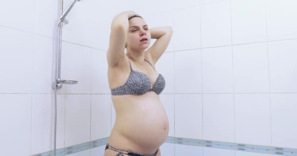 Zwanger meisje in de badkamer — Stockvideo