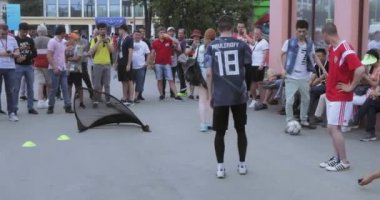 Animatör futbol hileler gösterir