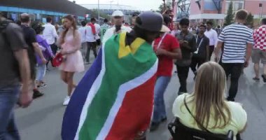 Engelli fan ve eşlik eden insanlar