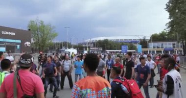 Animatör futbol hileler gösterir