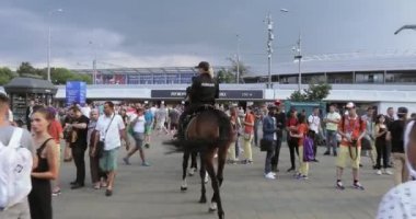Hayranları arasında atlı polis