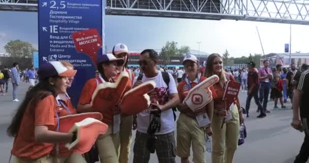 Wolontariusze przed piłki nożnej — Wideo stockowe