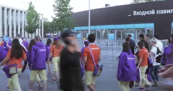 Freiwillige vor dem Fußball — Stockvideo