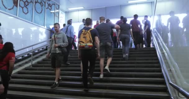 Fußballfans der polnischen U-Bahn — Stockvideo