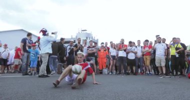 Animatör futbol hileler gösterir