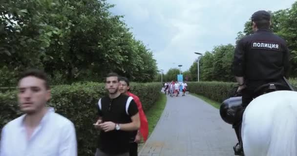 Bereden politie onder de fans — Stockvideo