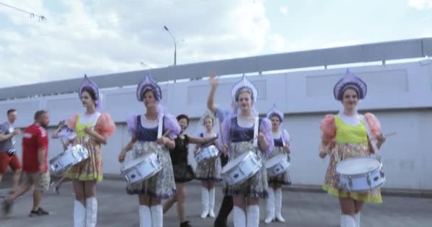 Muzikanten vóór de wedstrijd kokoshnik — Stockvideo