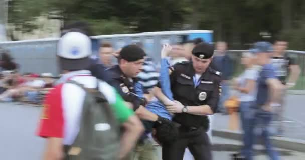 El arresto de un aficionado al fútbol borracho — Vídeo de stock