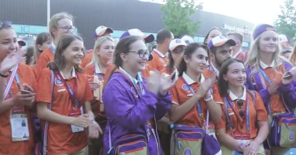 Волонтери перед футбол — стокове відео