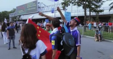 Rusya, Moskova - 15 Temmuz 2018: Çin'in bayrak. Hırvatistan, Fransa, Rusya futbol hayranları daha önce maç Fransa - Moskova Rusya Federasyonu'nda Temmuz 2018 Luzhniki Stadı nda Hırvatistan