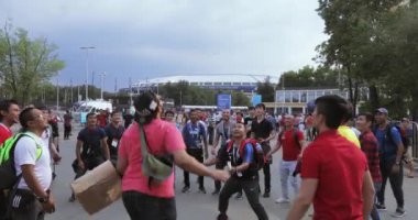 Animatör futbol hileler gösterir