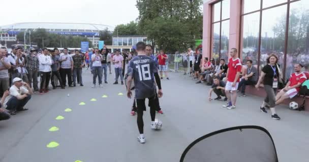 Animador mostra truques de futebol — Vídeo de Stock