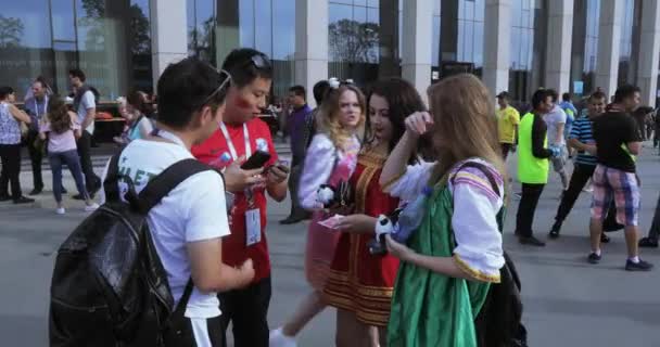 Animatori in costume nazionale russo — Video Stock